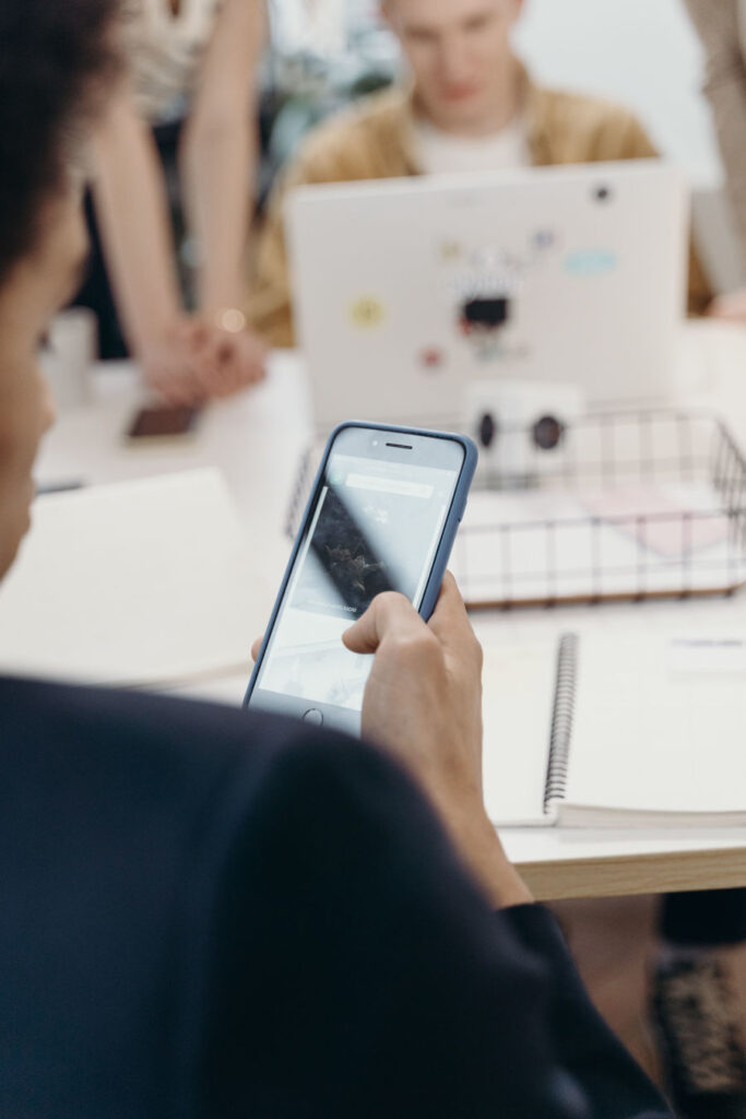 Personne distraite par son téléphone au travail